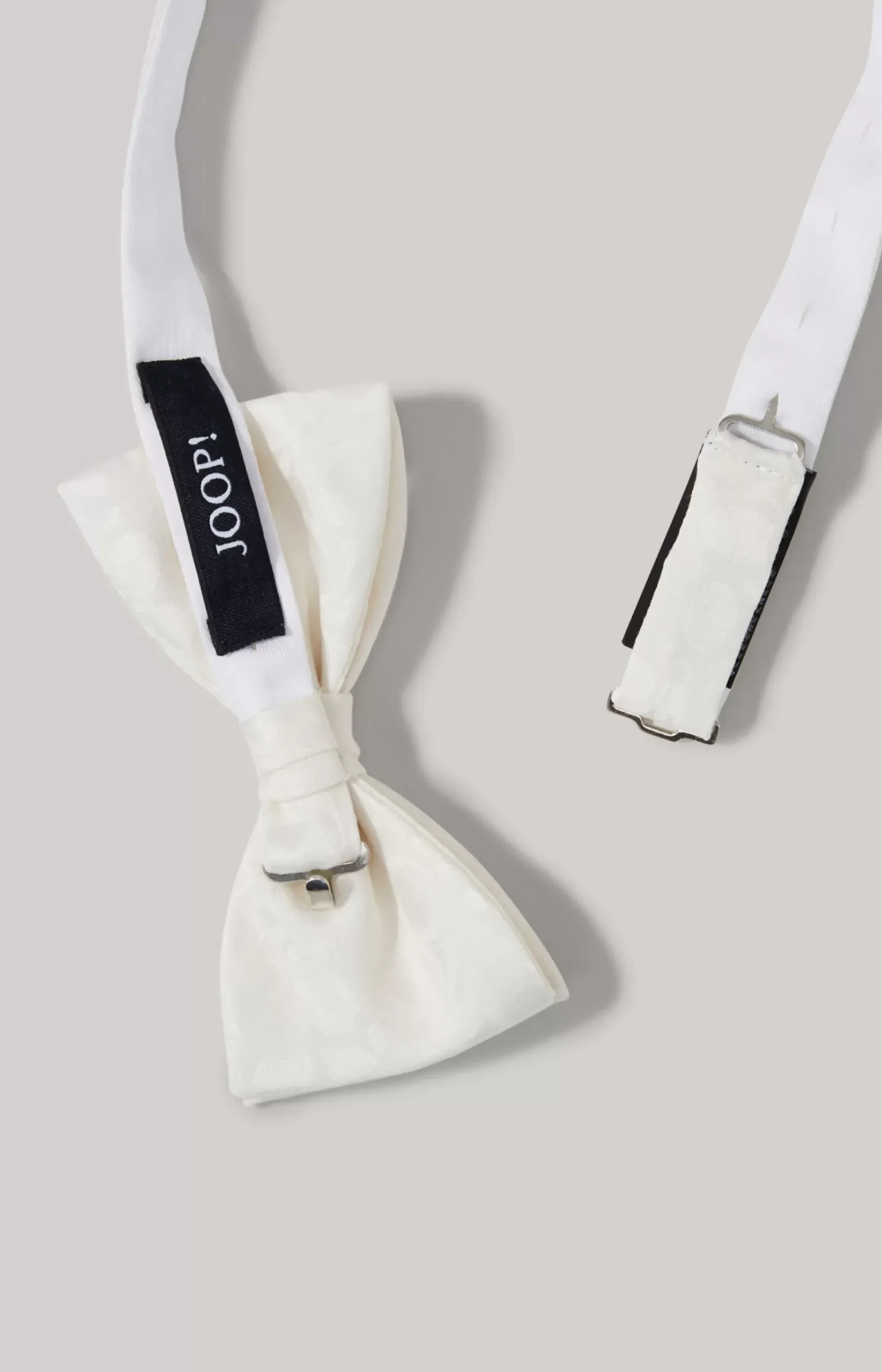 Bow tie in off-white