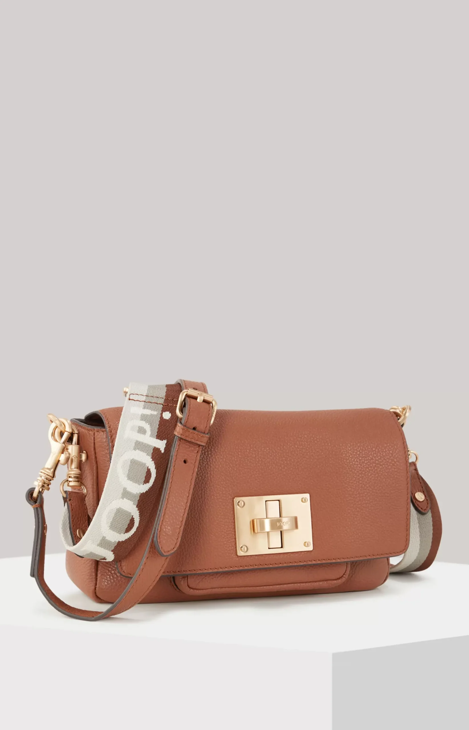 Carino Muna Shoulder Bag in Cognac
