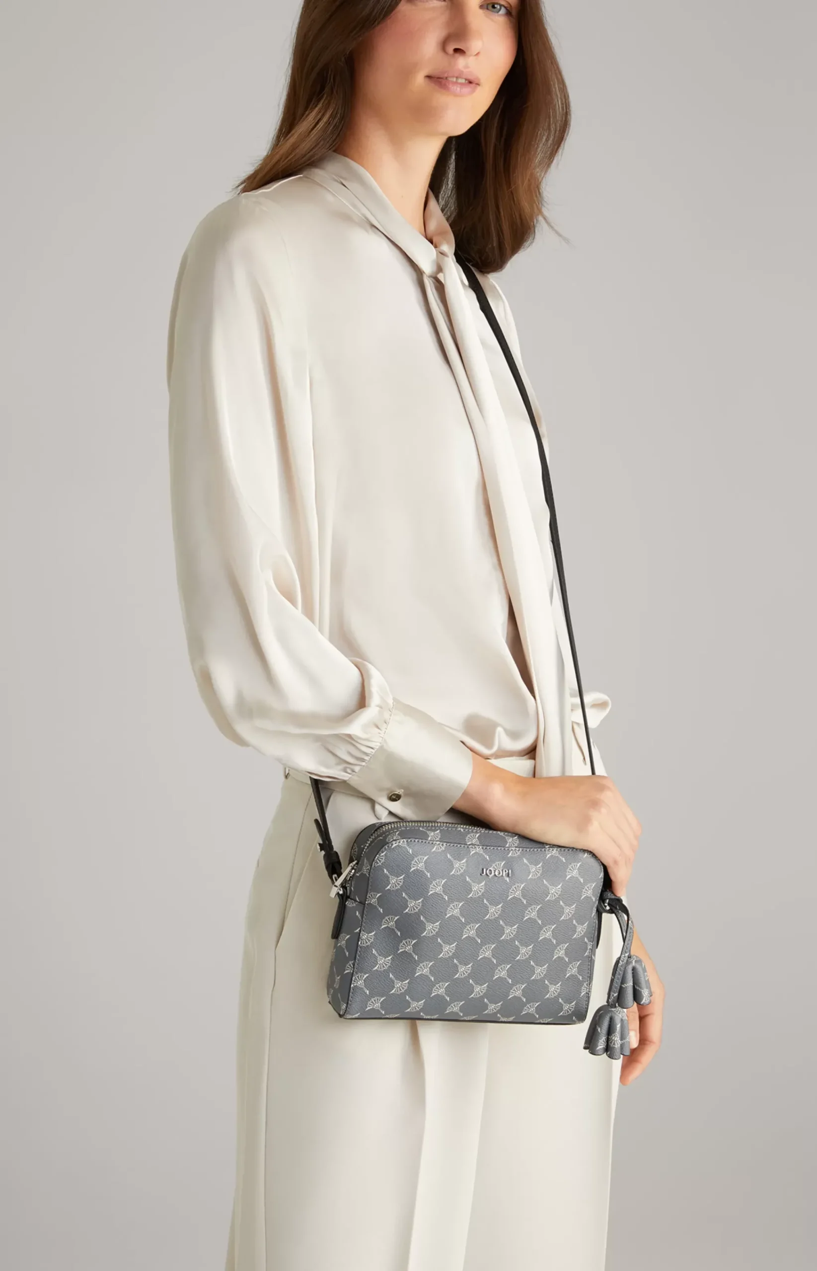 Cortina Cloe Shoulder Bag in Grey