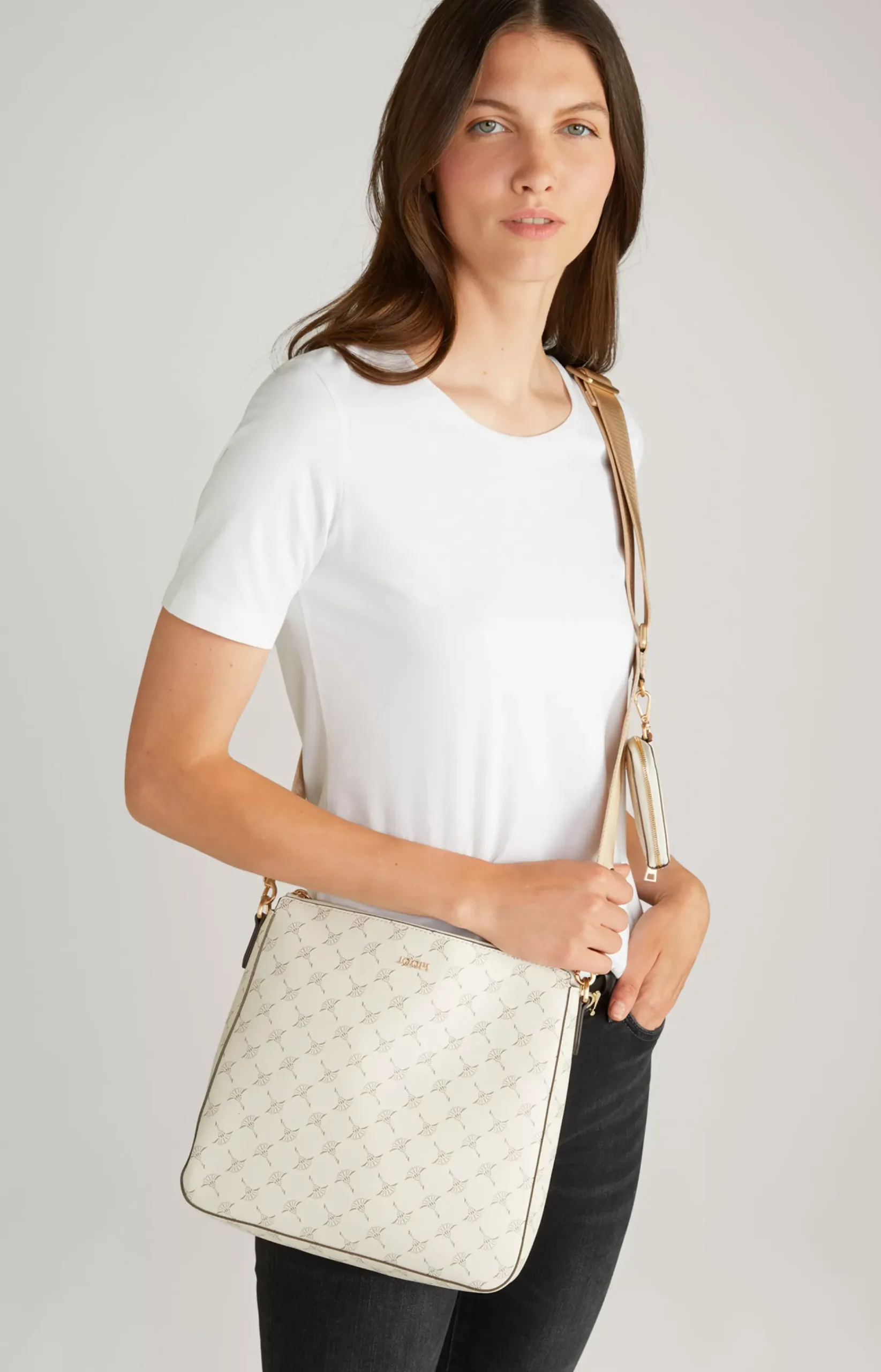 Cortina Jasmina Shoulder Bag in Off-white