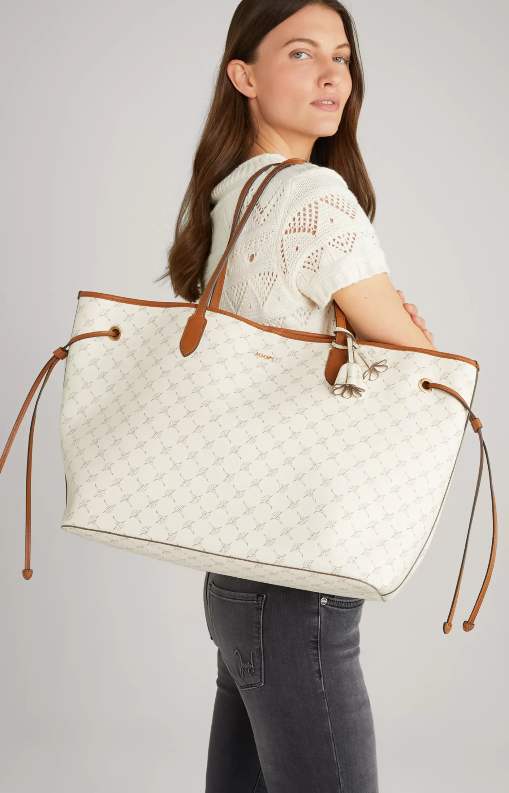 Cortina Lara Maxi Shopper in Off-white