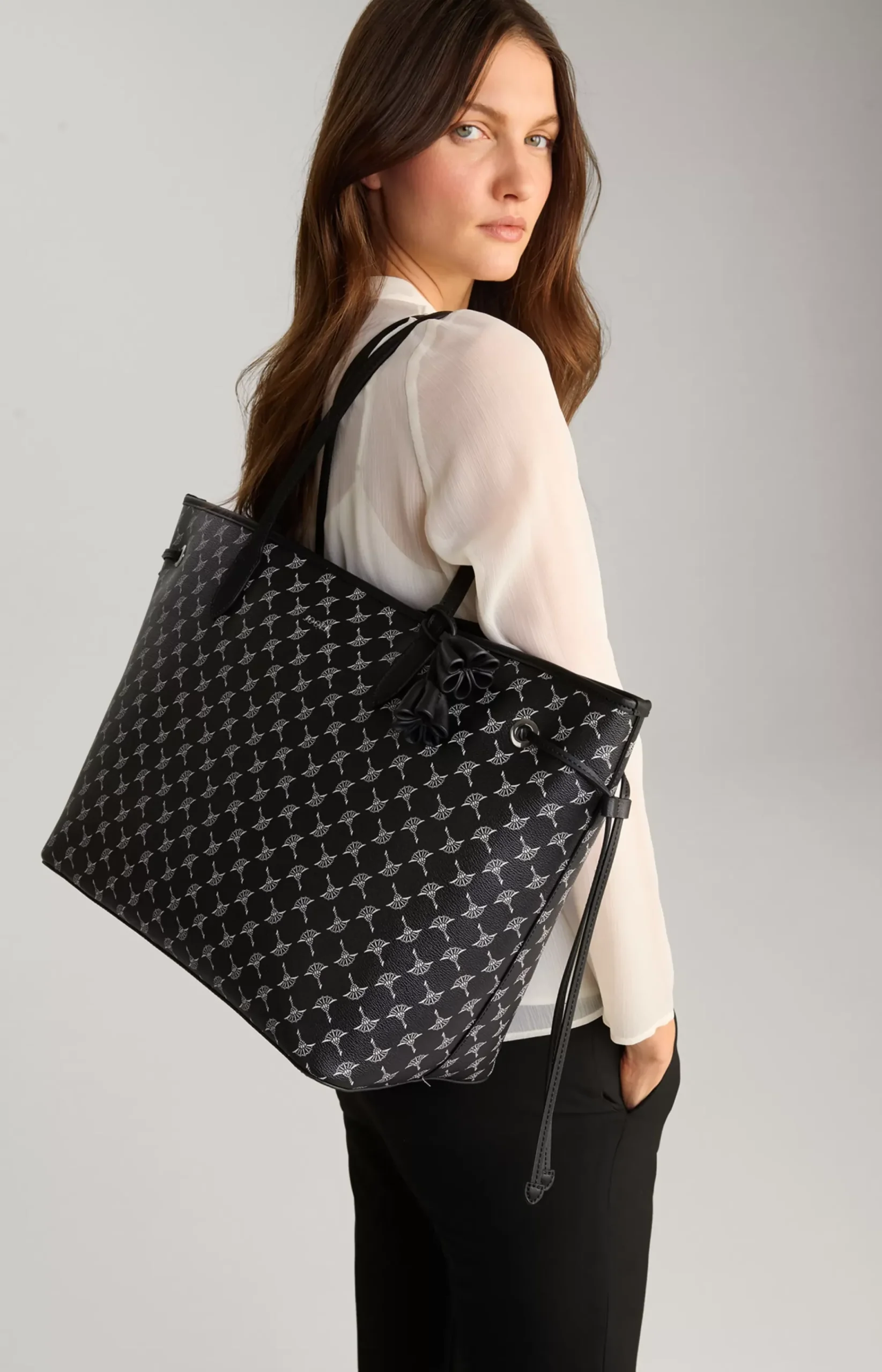 Cortina Lara Maxi Shopper in Black