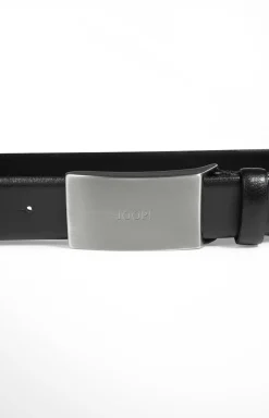 Finely Grained Leather Belt in Black