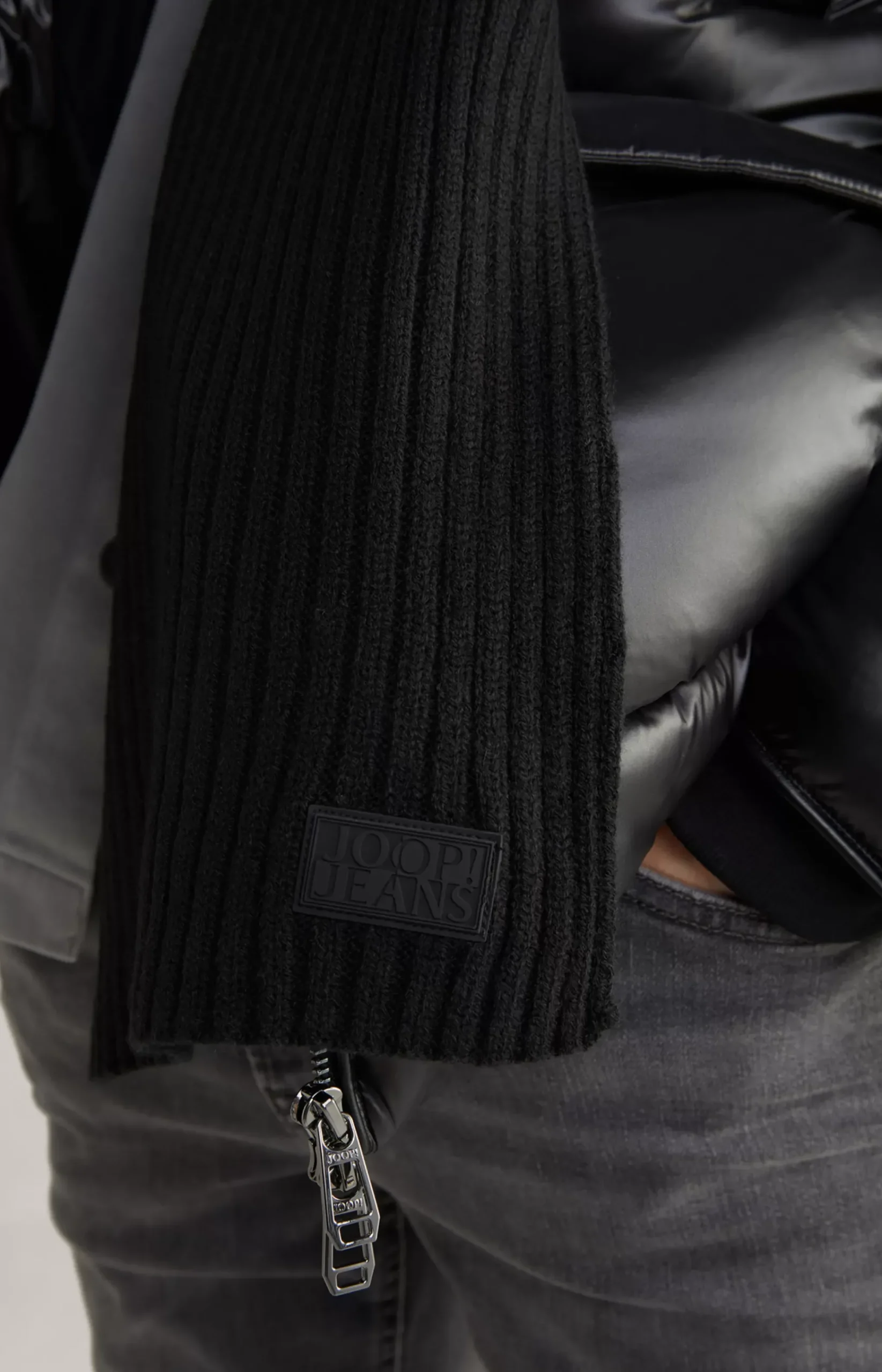 Francis Knitted Scarf in Black