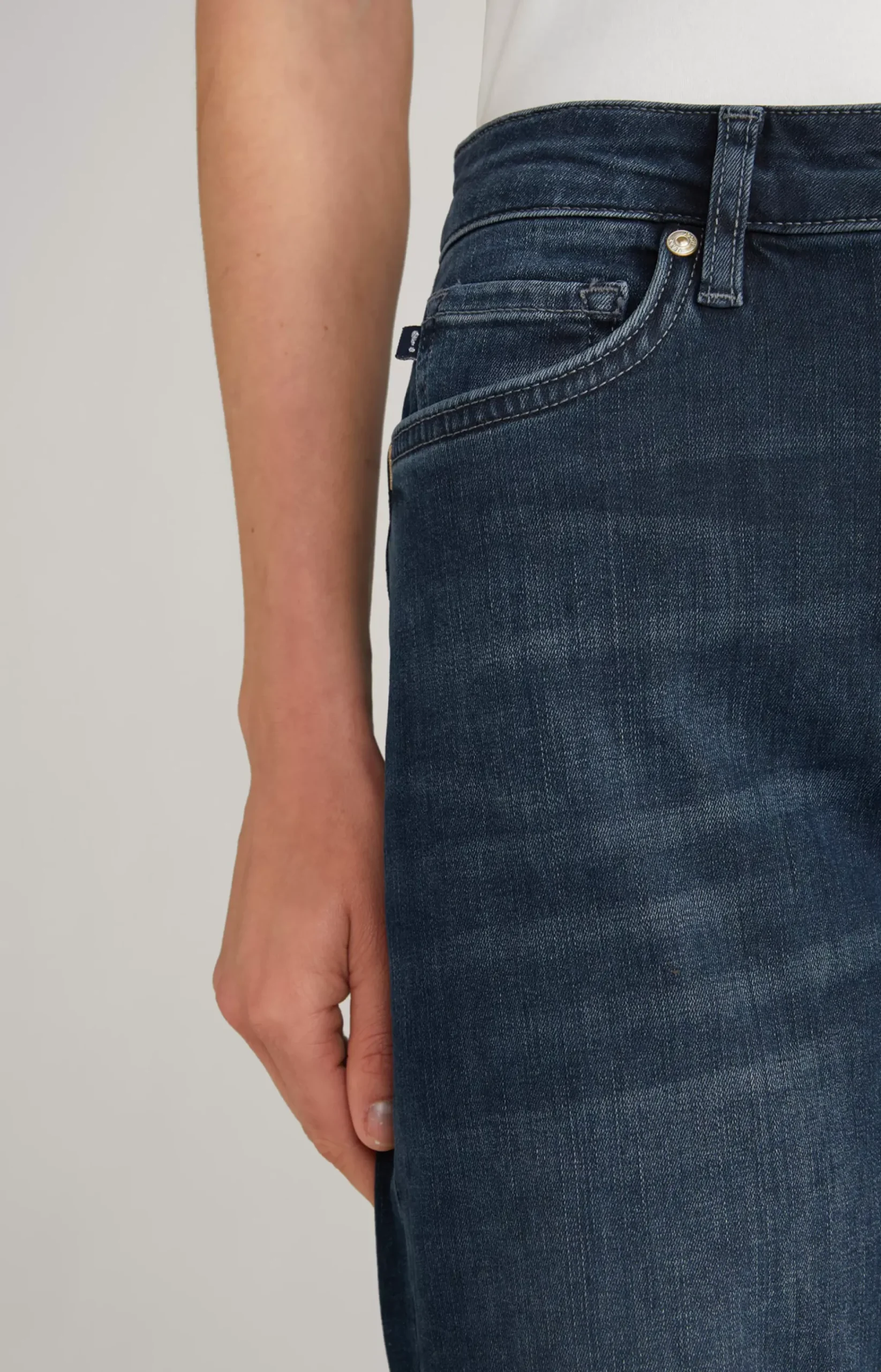 Jeans in a Dark Denim Blue
