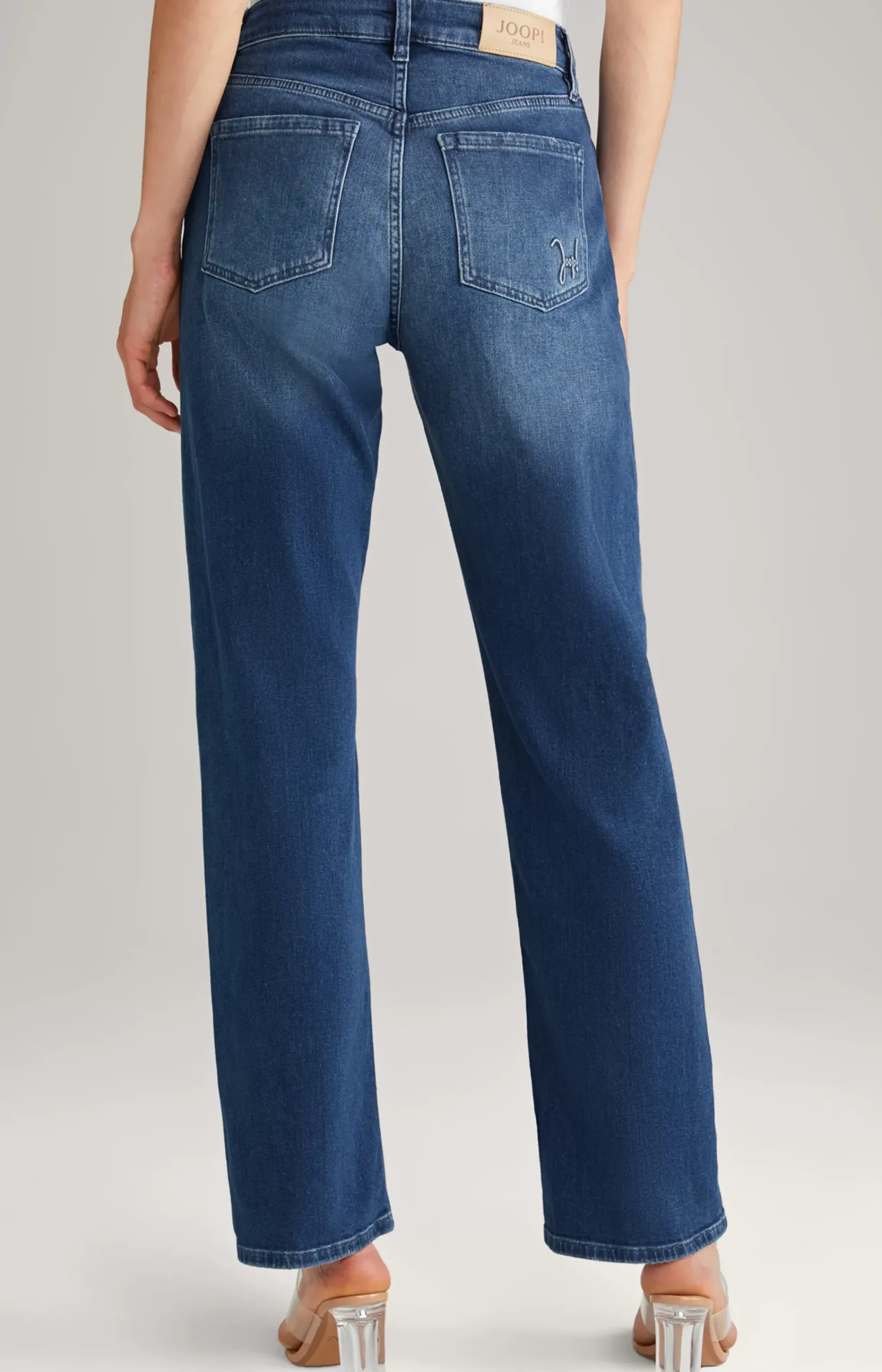 Jeans in a Dark Denim Blue Washed Look