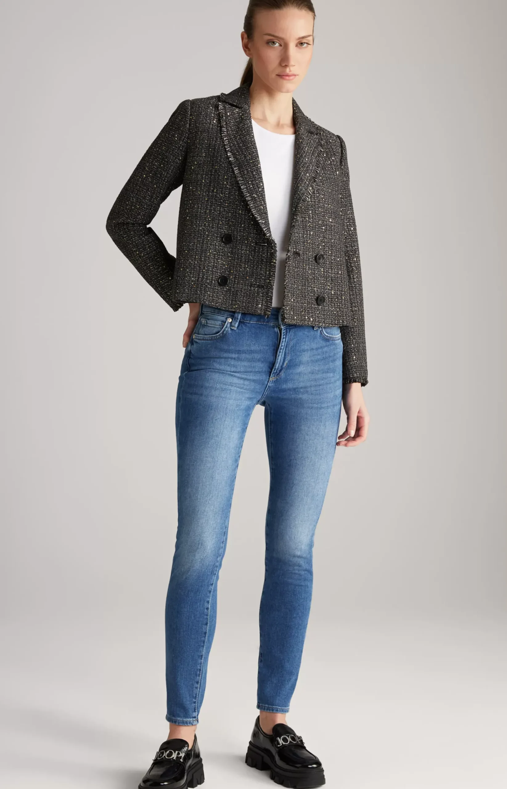 Jeans in a Medium Blue Washed Look