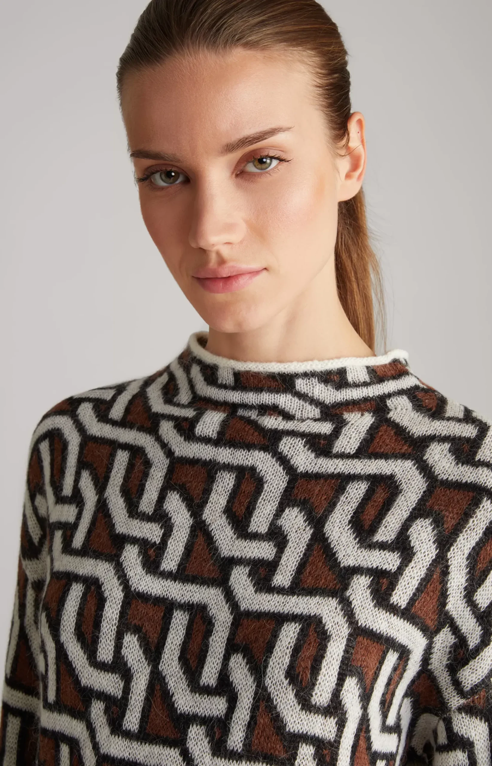 Knitted Pullover in a Cream/Brown/Black Pattern