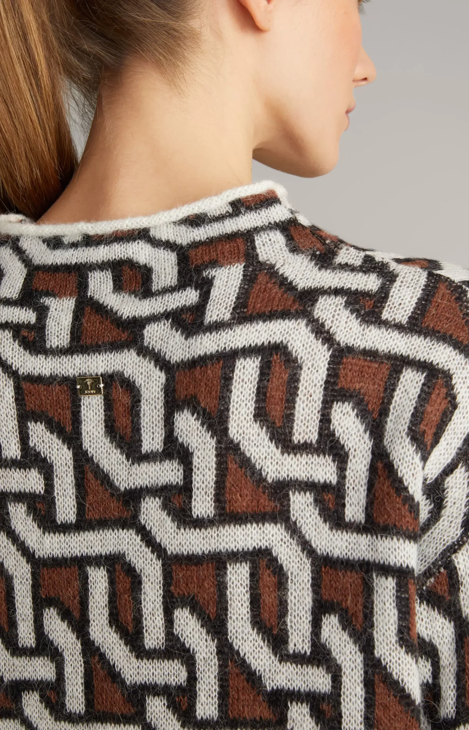 Knitted Pullover in a Cream/Brown/Black Pattern