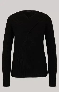 Knitted Pullover in Black