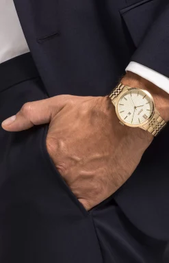 Men’s watch in gold