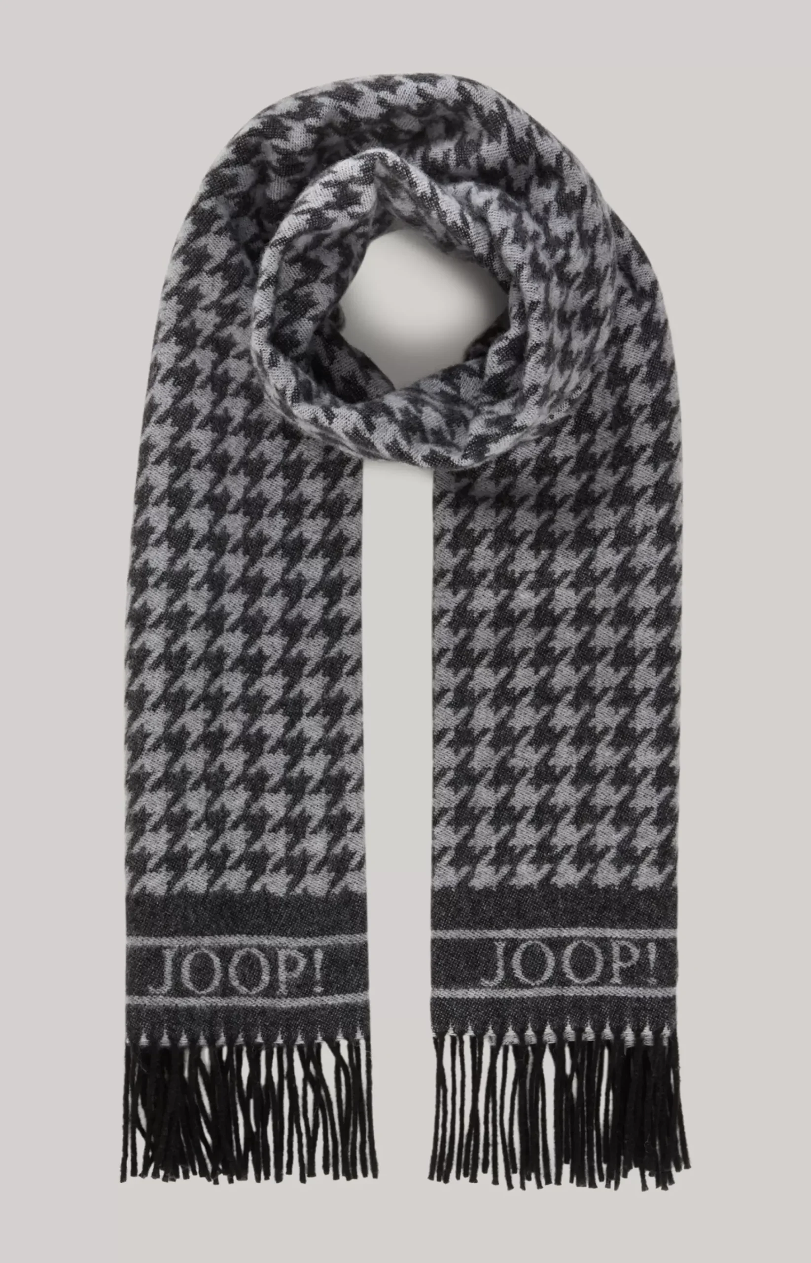 Scarf in a Black/Grey Pattern