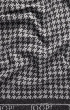 Scarf in a Black/Grey Pattern
