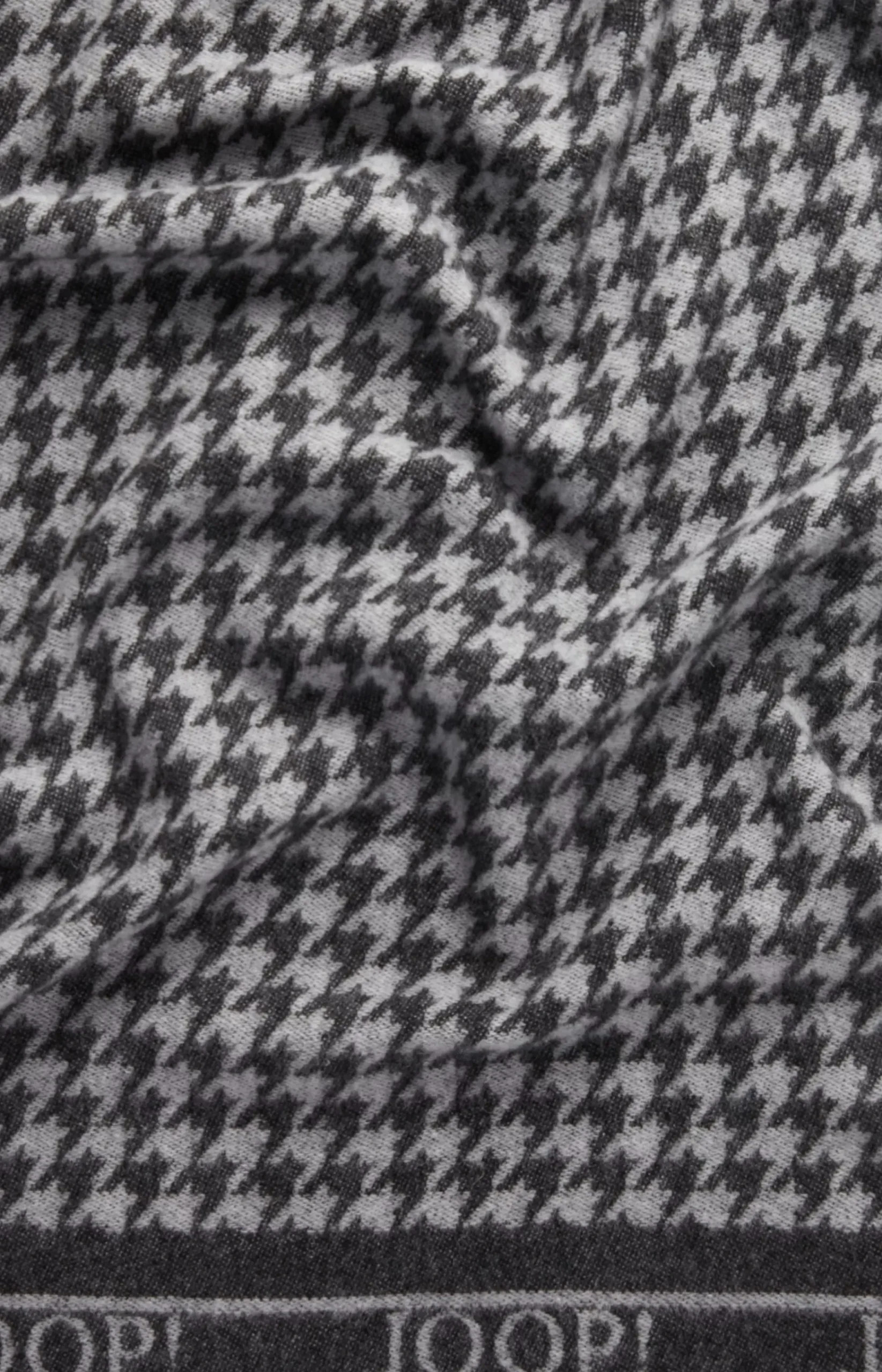 Scarf in a Black/Grey Pattern