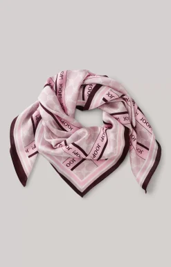 Scarf in a pink pattern