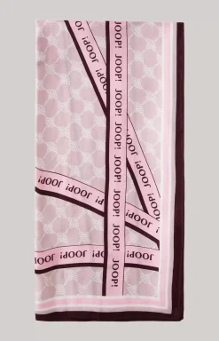 Scarf in a pink pattern