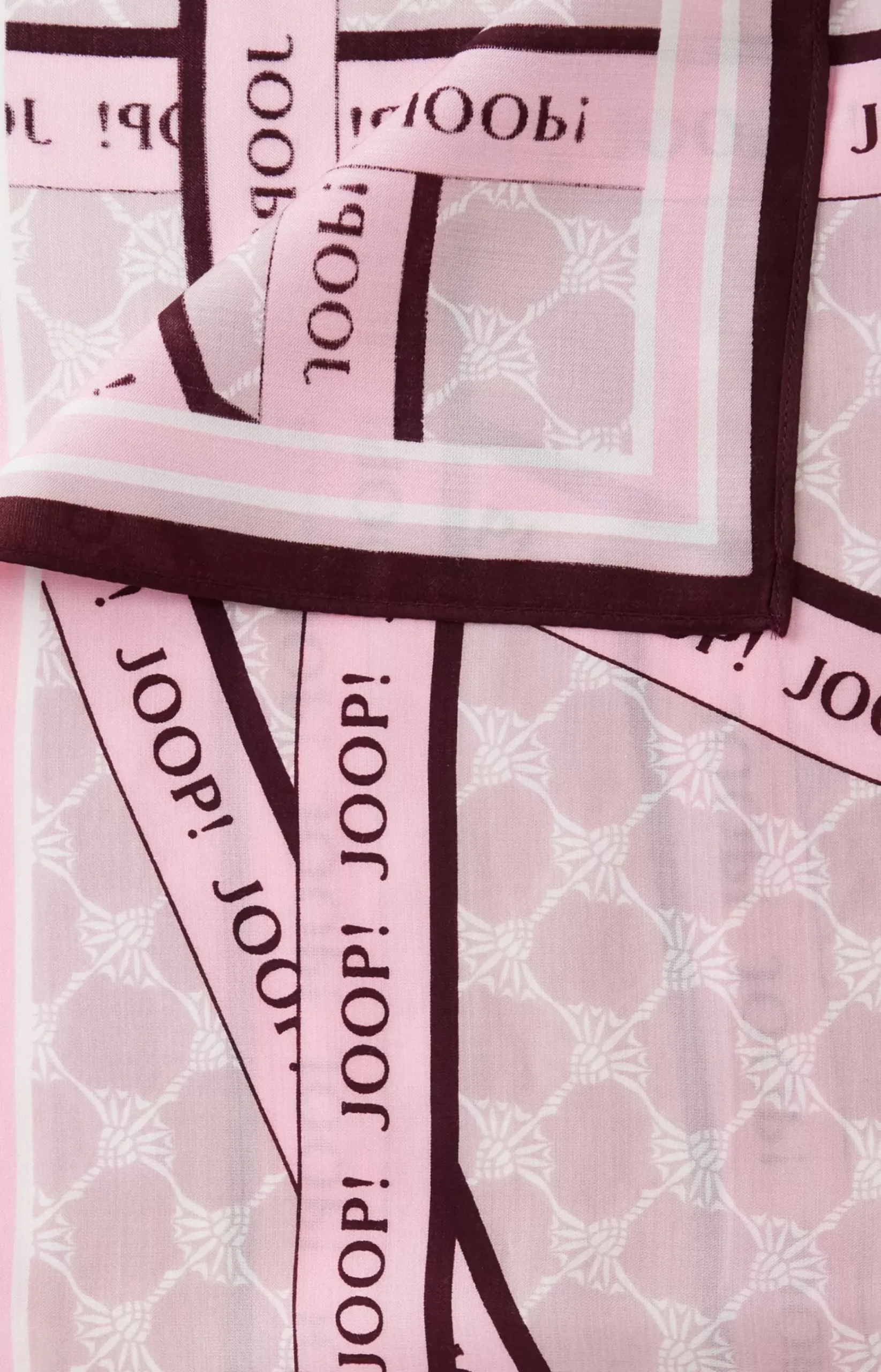 Scarf in a pink pattern