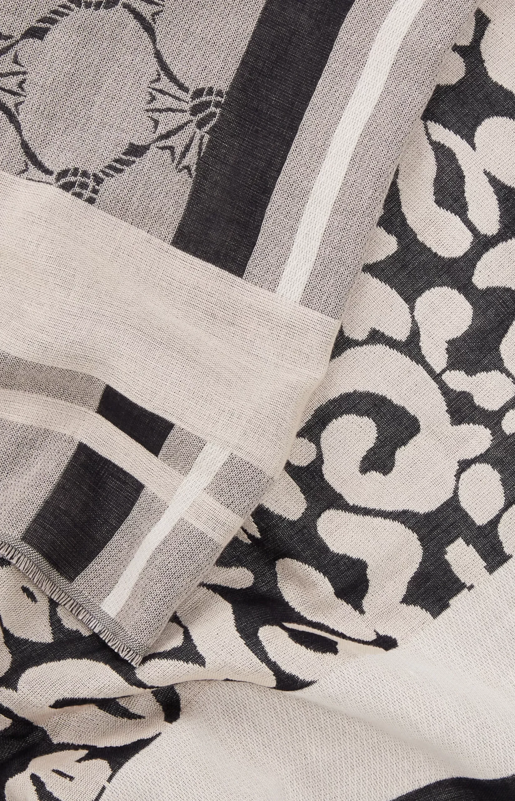 Scarf in an Anthracite/Ecru Pattern