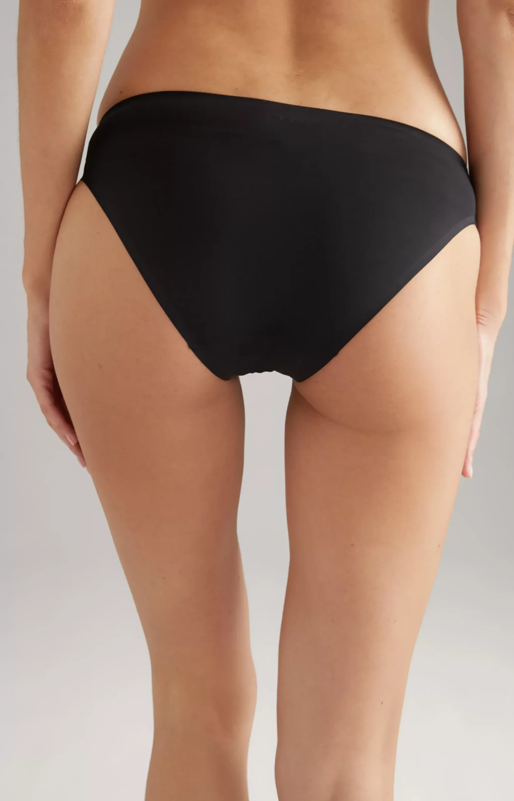Seamless bikini briefs in black