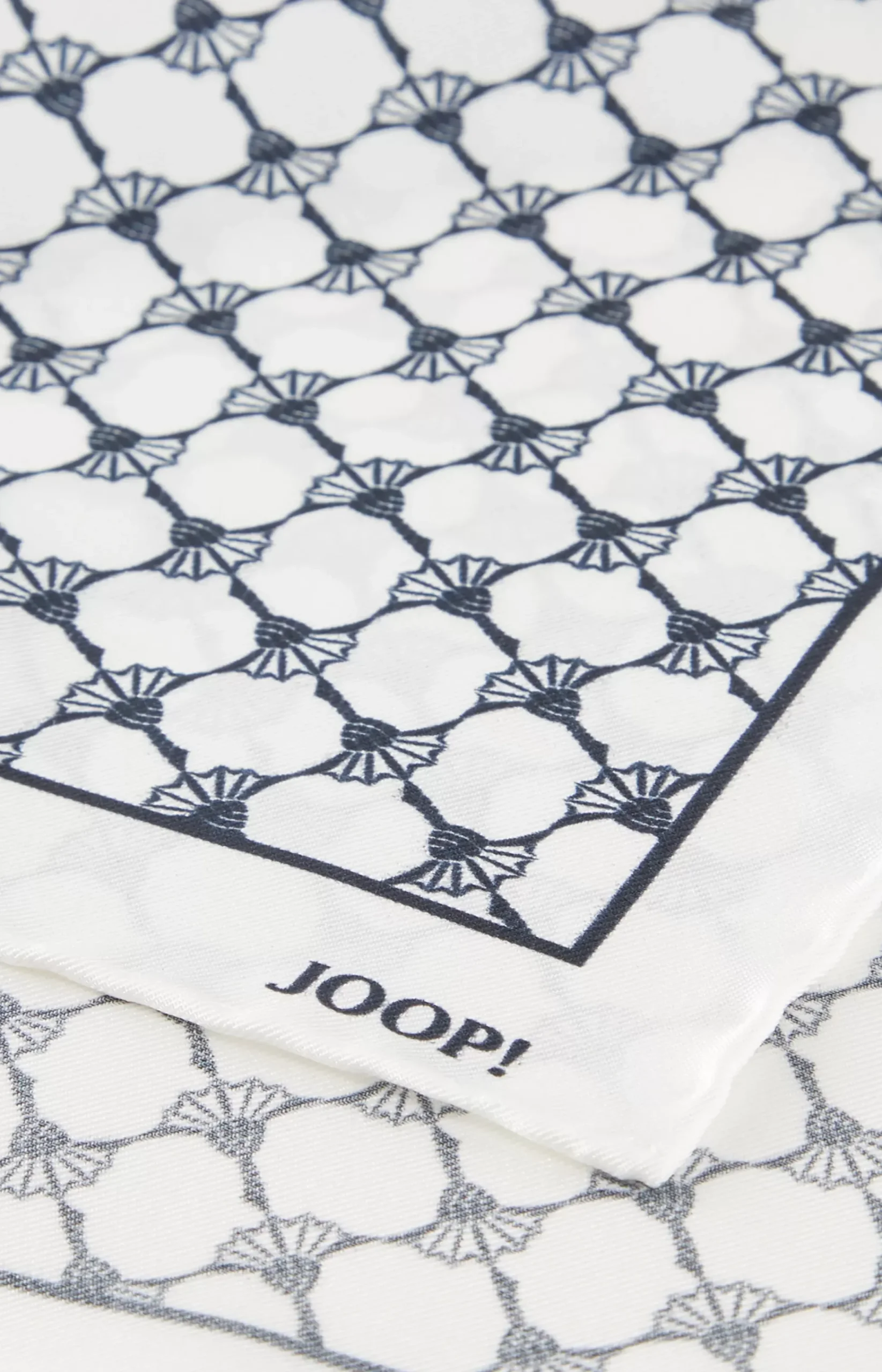 Silk Pocket Square in Off-white/Dark Navy