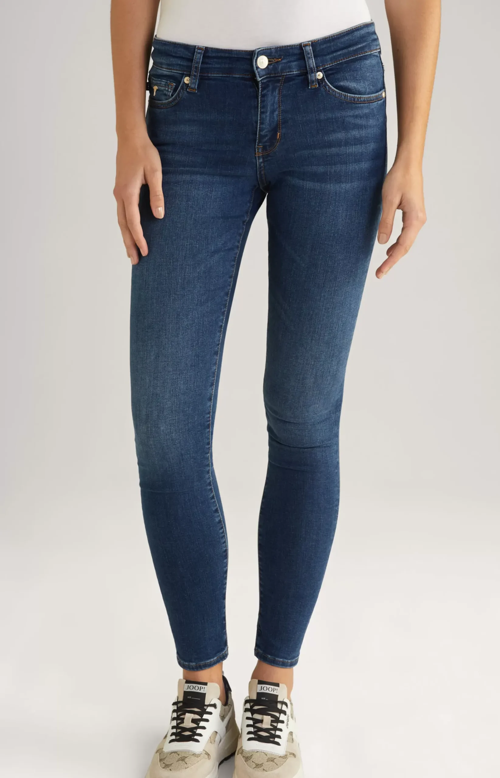 Sue Jeans in a Denim Blue Washed Look
