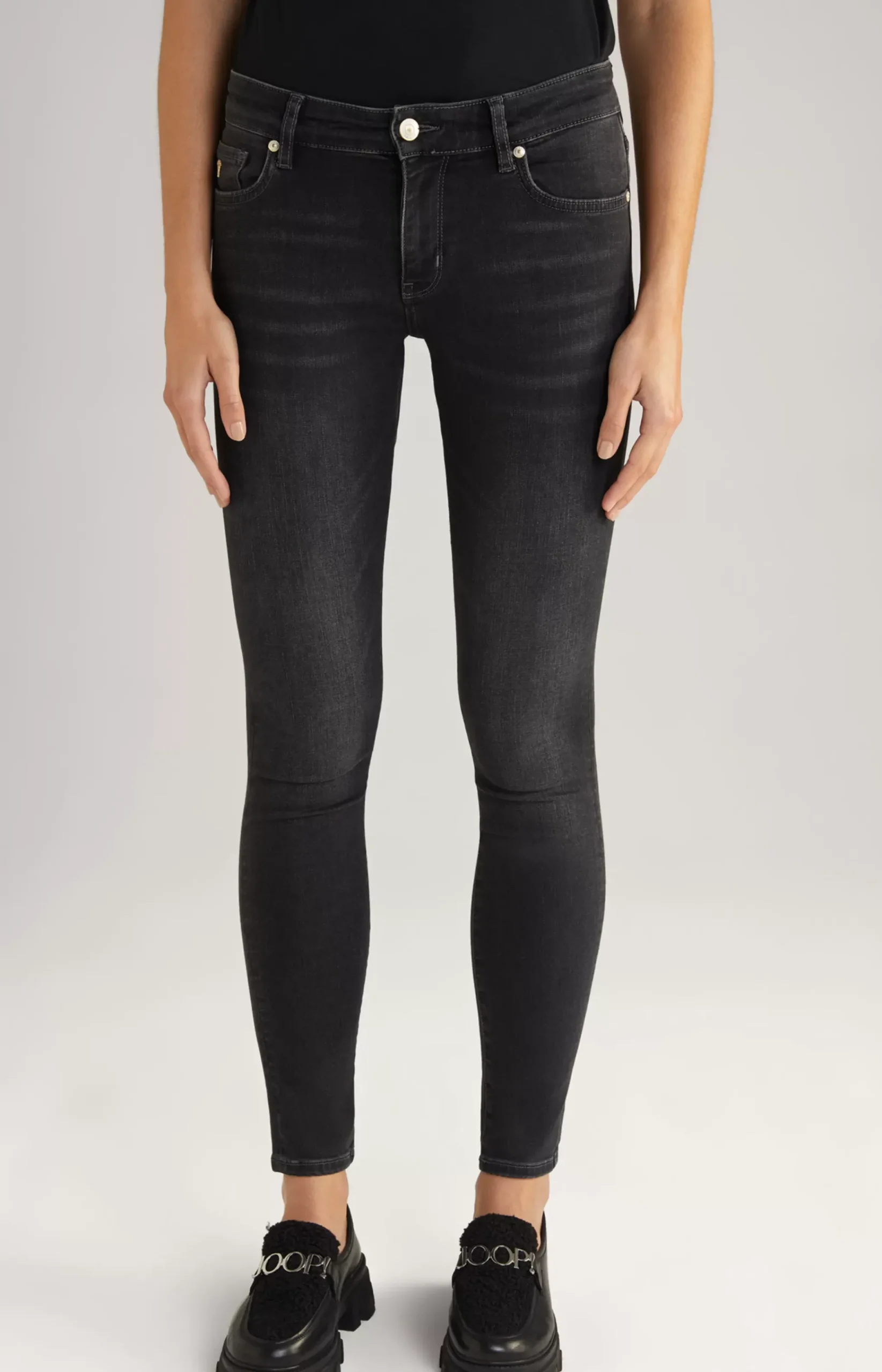 Sue Jeans in Dark Grey