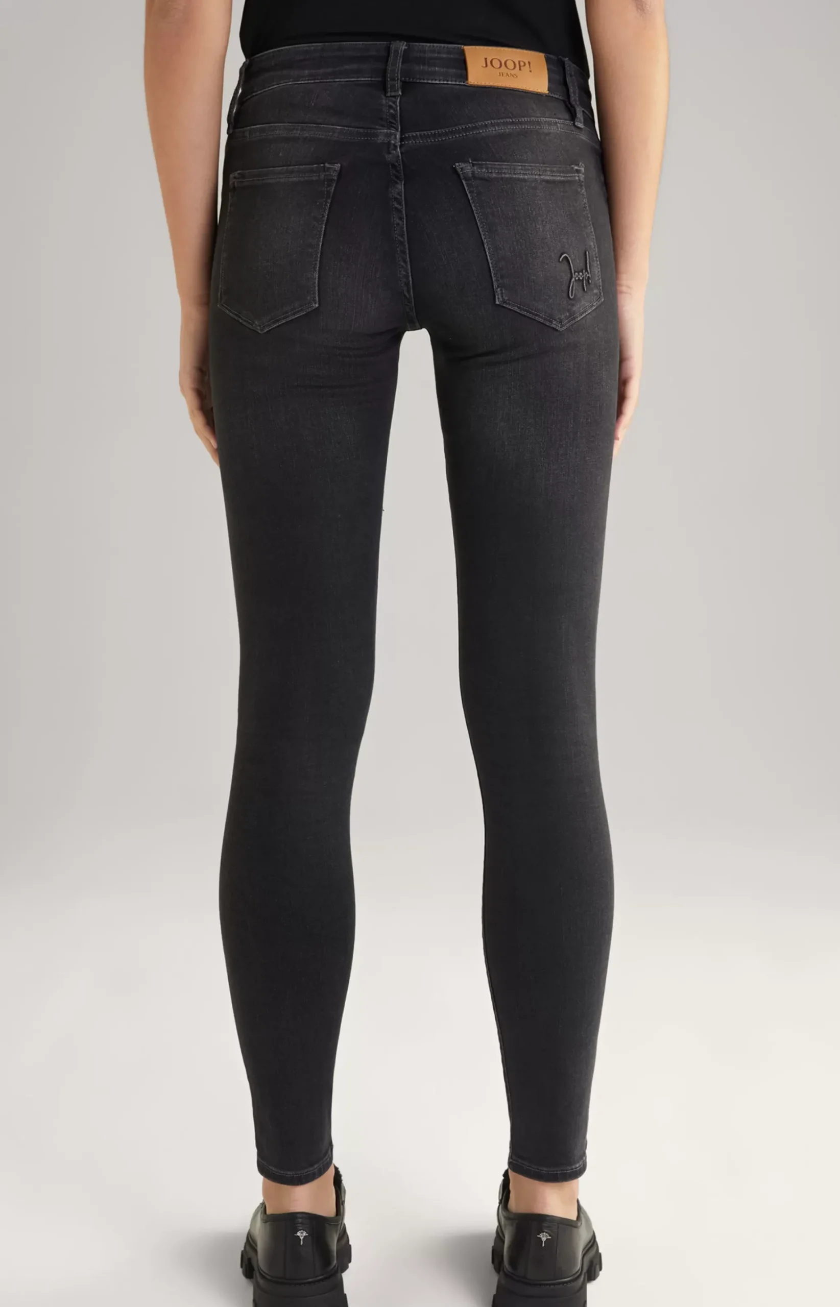 Sue Jeans in Dark Grey